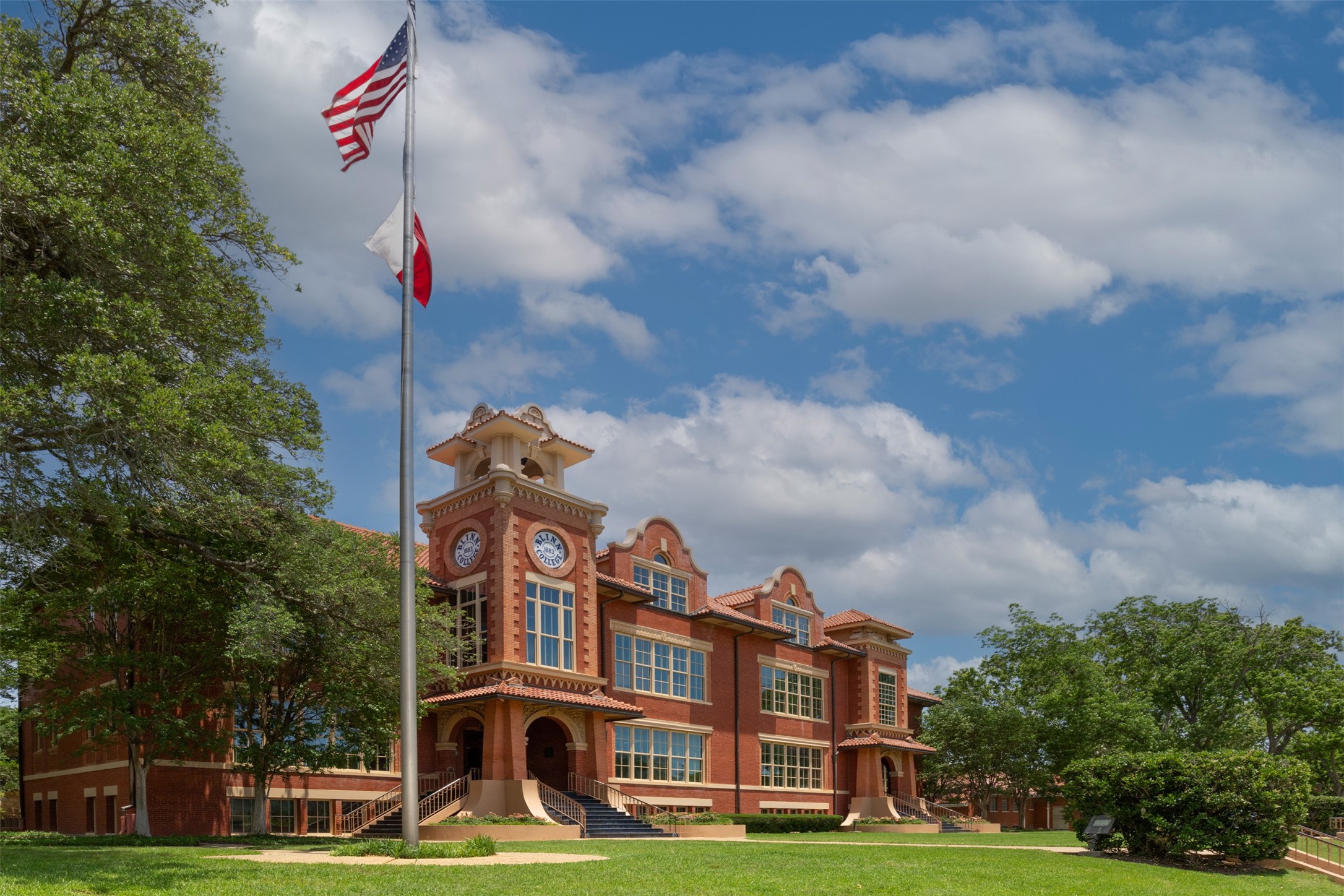 407 West Main Street Brenham, TX 77833 - Photo 48 of 50 a front view of a building with entertaining space