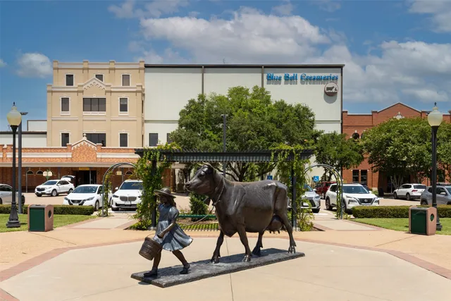 $365,000 | 407 West Main Street, Brenham, TX 77833