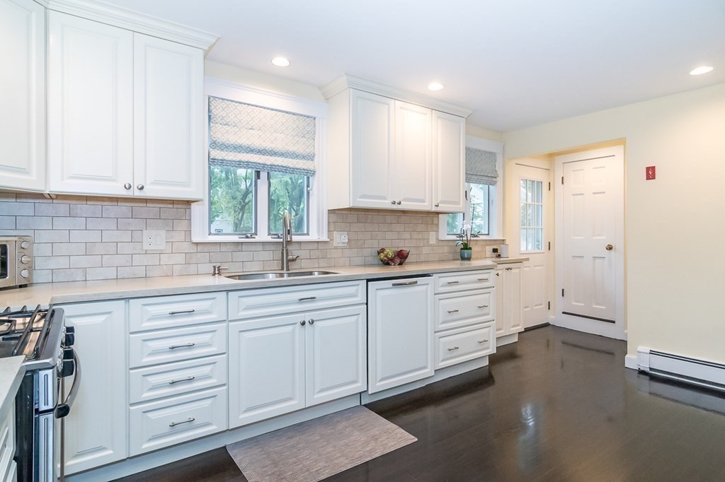 7 Lovewell Road Wellesley, MA 02482 - Photo 4 of 23