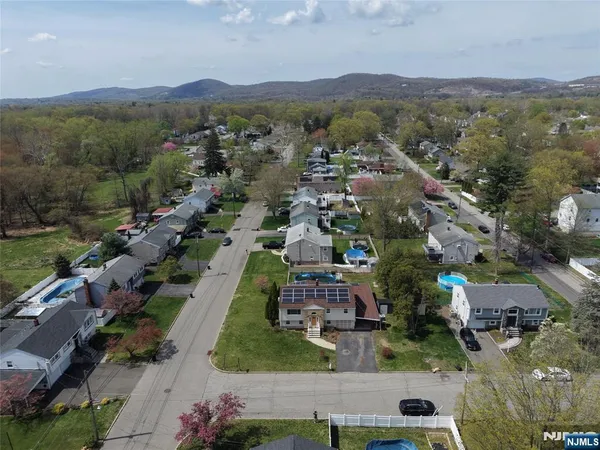 $690,000 | 334 Pine Street, Pompton Lakes, NJ 07442