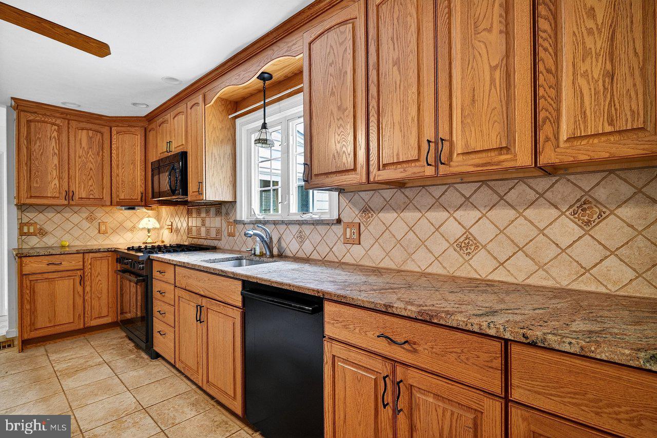 118 Bull Run Road Ewing, NJ 08638 - Photo 21 of 43 Warm oak kitchen with elegant tiles.