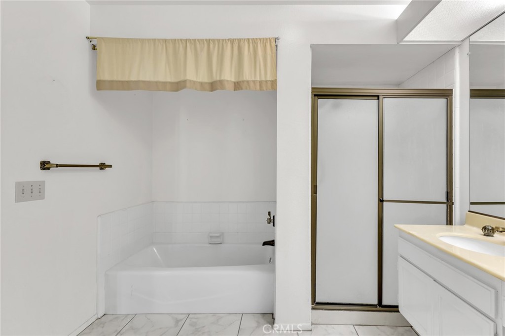 72355 Roxbury Drive Rancho Mirage, CA 92270 - Photo 43 of 61 a bathroom with a bathtub and a sink