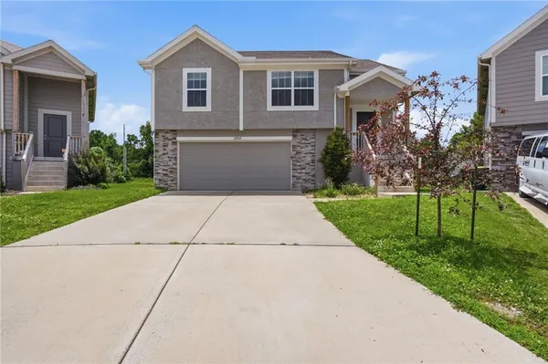 $300,000 | 21808 Southcreek Road, Peculiar, MO 64078