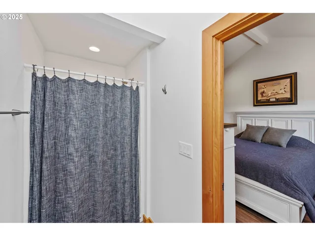 $575,000 | 2460 Stephanie Lane, North Bend, OR 97459