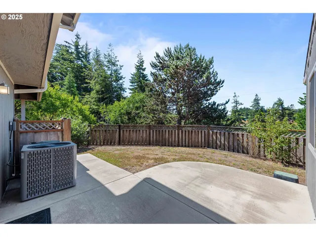 $575,000 | 2460 Stephanie Lane, North Bend, OR 97459
