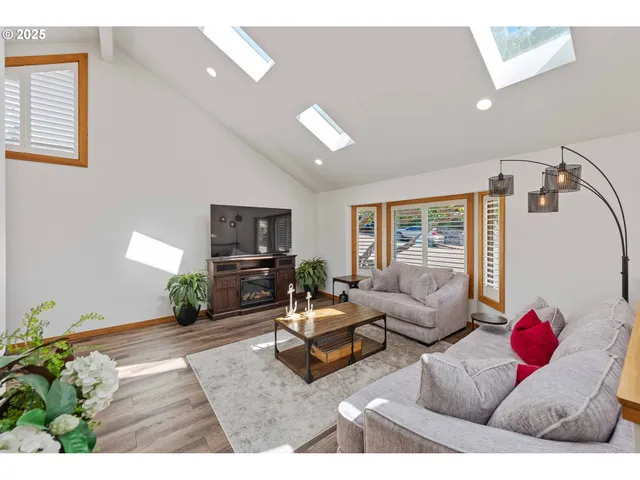 $575,000 | 2460 Stephanie Lane, North Bend, OR 97459