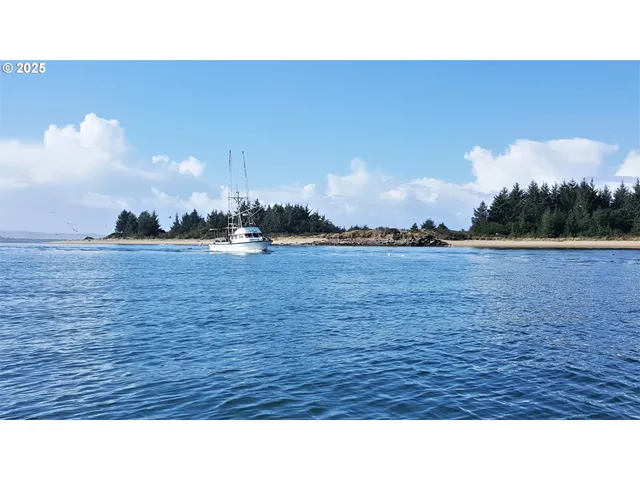 $575,000 | 2460 Stephanie Lane, North Bend, OR 97459