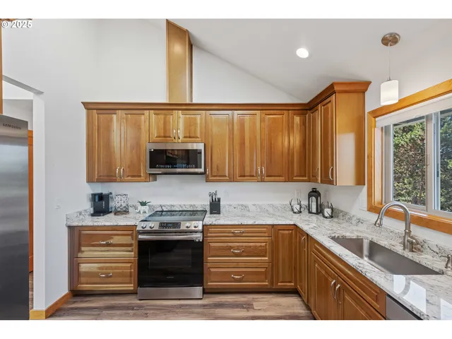 $575,000 | 2460 Stephanie Lane, North Bend, OR 97459