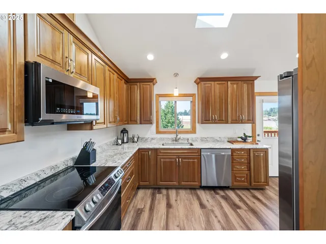 $575,000 | 2460 Stephanie Lane, North Bend, OR 97459