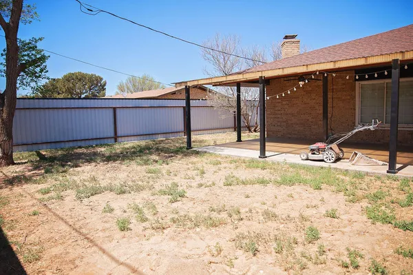 a view of a backyard