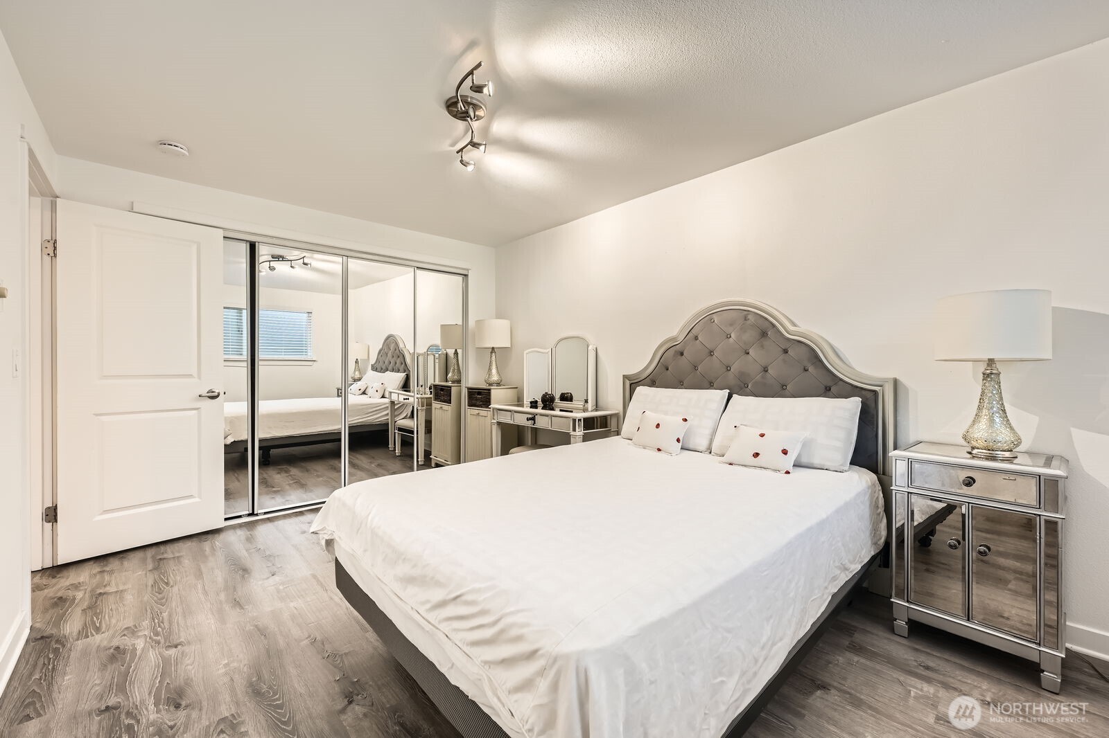 701 122nd Avenue Northeast, Unit 102 Bellevue, WA 98005 - Photo 8 of 14