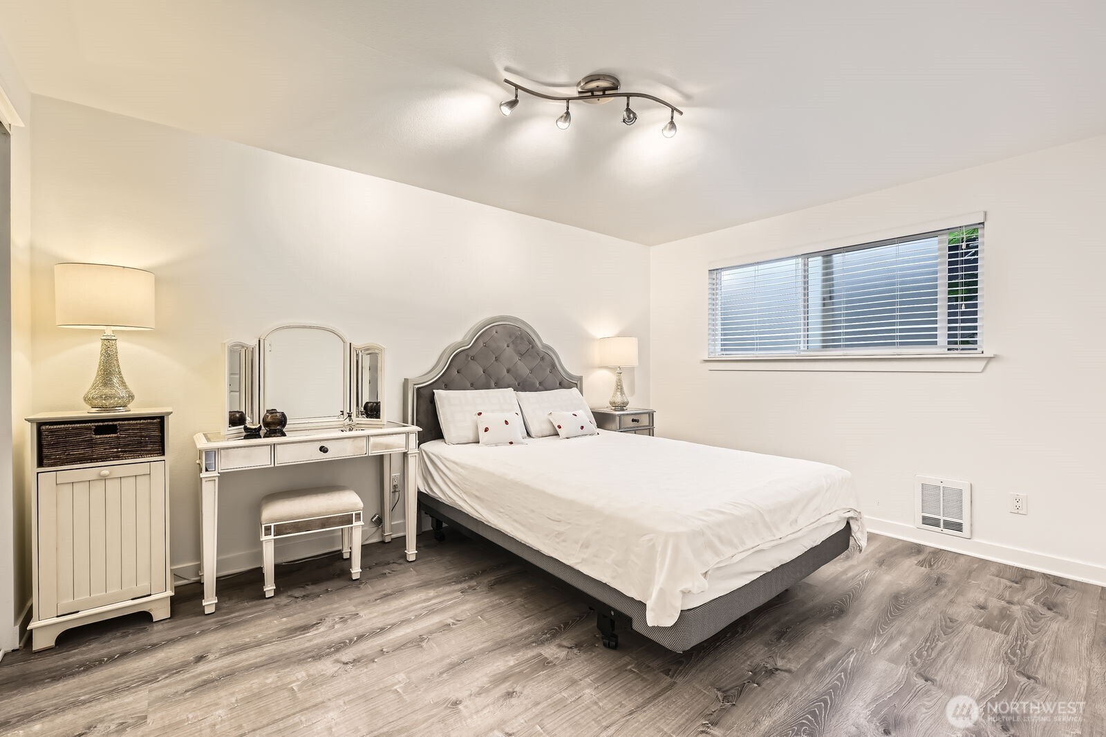 701 122nd Avenue Northeast, Unit 102 Bellevue, WA 98005 - Photo 9 of 14 a bedroom with a bed and a desk