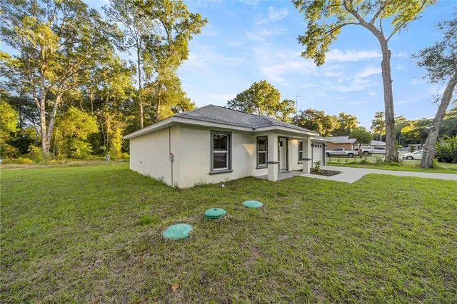 a view of a house with a backyard