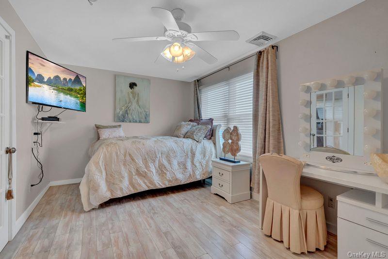 13 Barry Road Amityville, NY 11701 - Photo 7 of 20 Gallery Image 7