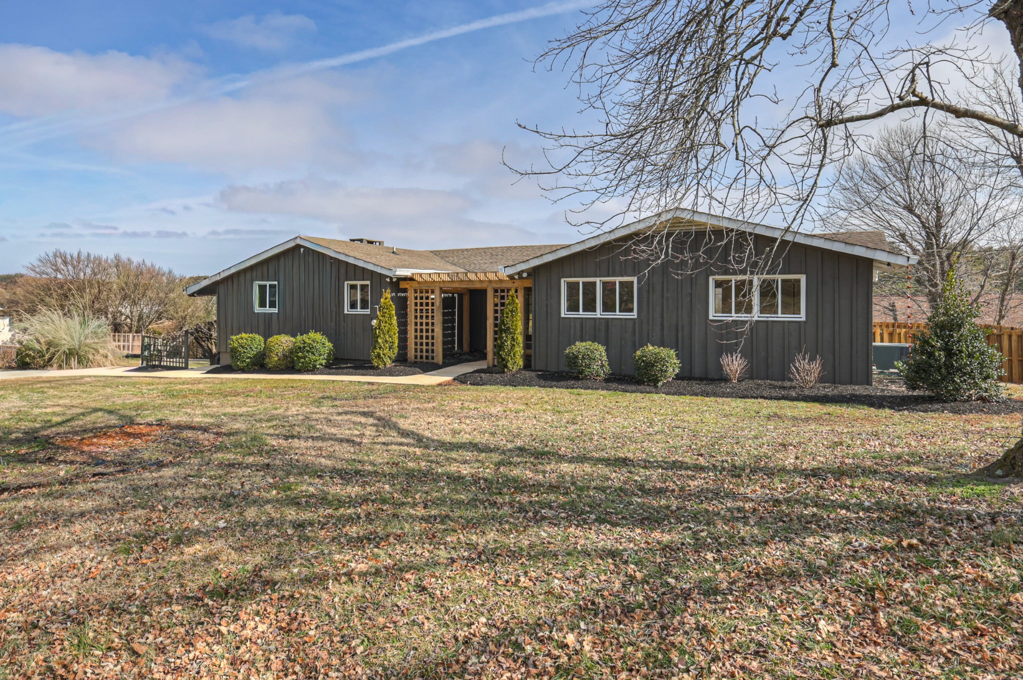 91 Country Club Terrace Winchester, TN 37398 - Photo 1 of 74 a front view of house with yard and trees around