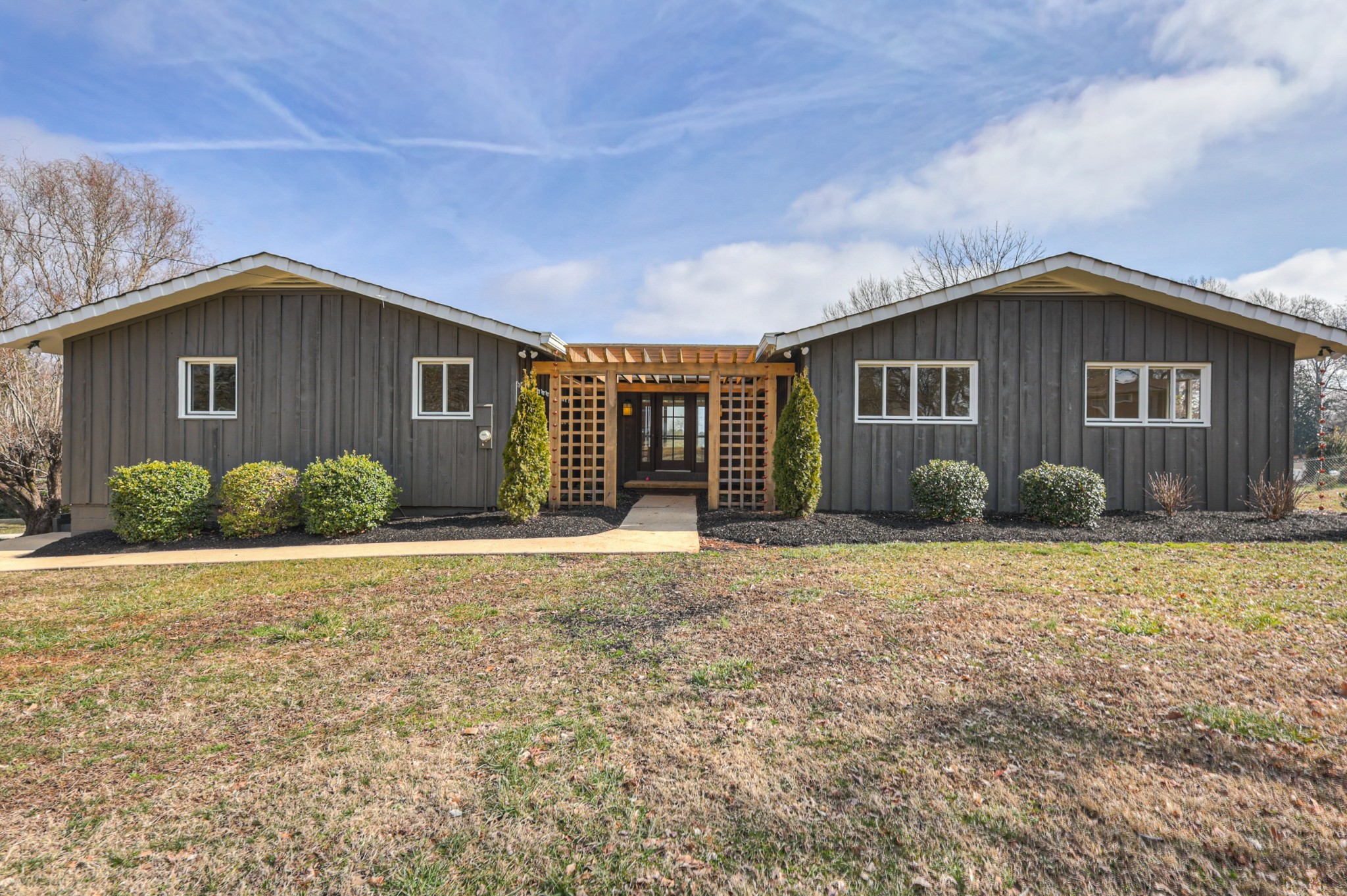 91 Country Club Terrace Winchester, TN 37398 - Photo 2 of 74 a front view of a house with garden