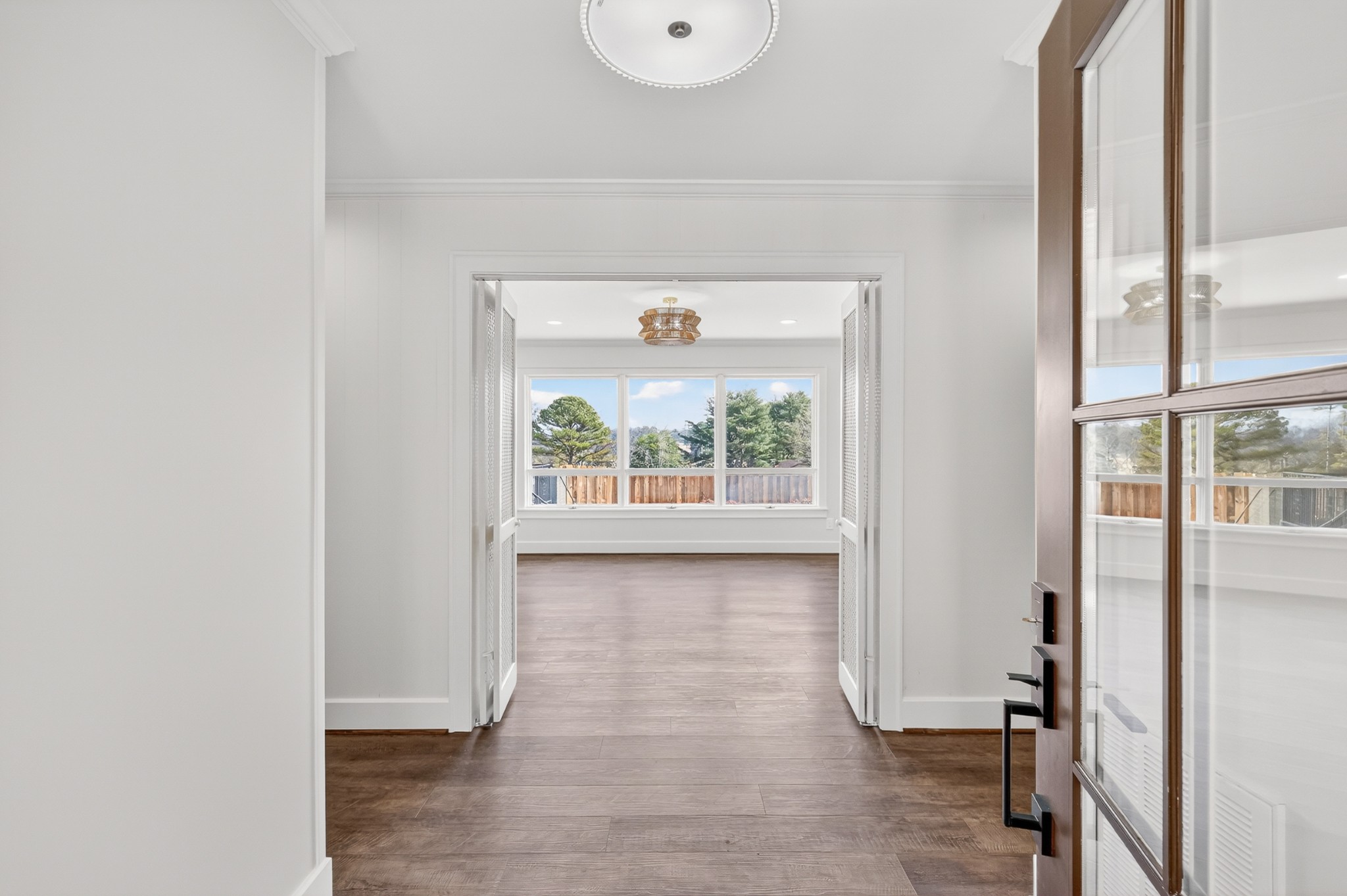 91 Country Club Terrace Winchester, TN 37398 - Photo 4 of 74 a view of a hallway with wooden floor and a window