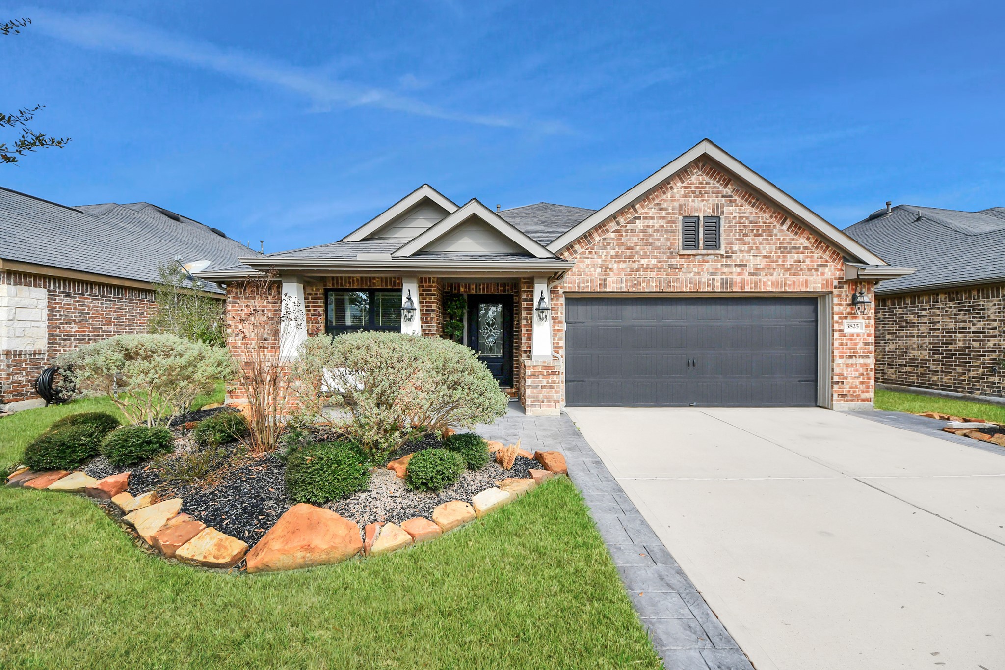 Beautifully maintained brick home in Falls At Imperial Oaks! 
.