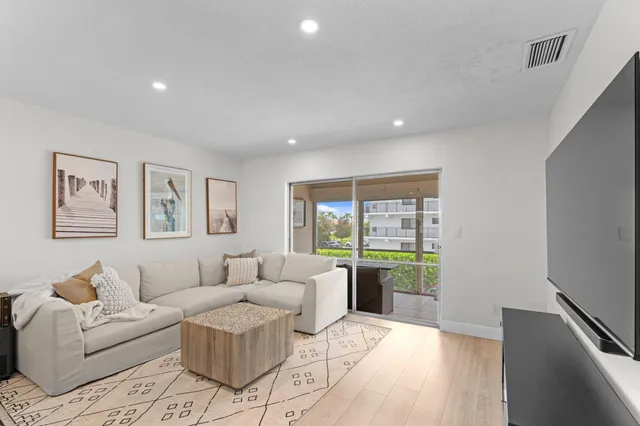 $225,000 | 40 Southeast 13th Street, Unit B1, Boca Raton, FL 33432