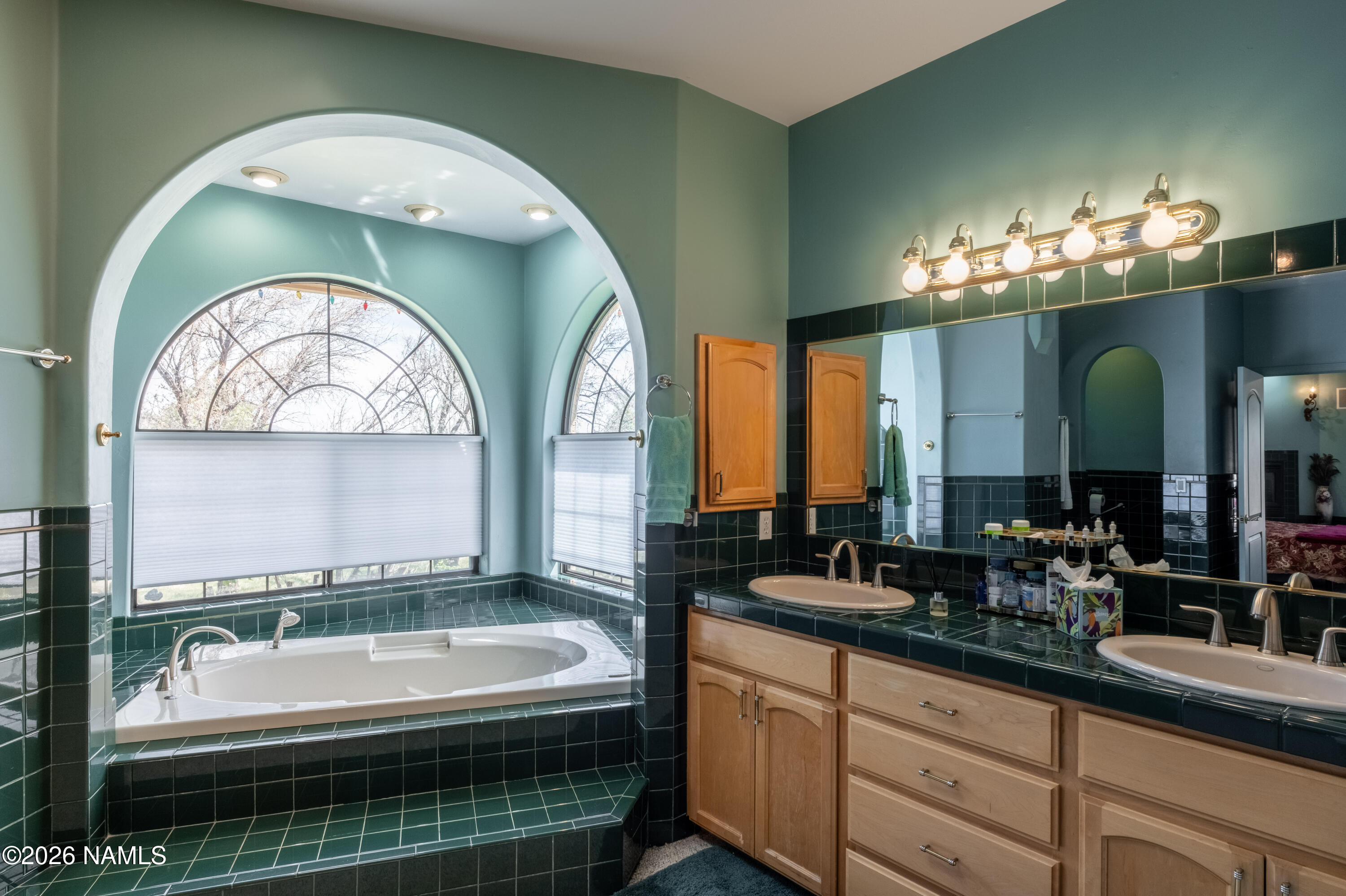 8950 Koch Field Road Flagstaff, AZ 86004 - Photo 27 of 55 Primary Bathroom