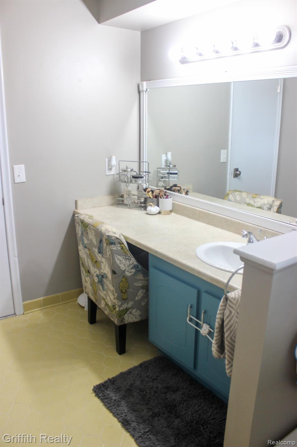 1370 South Hickory Ridge Road Milford, MI 48380 - Photo 23 of 52 21.jpg