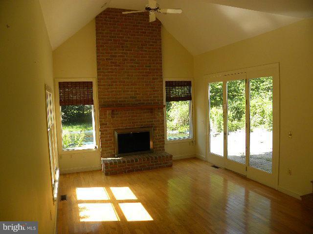 920 Melvin Road Annapolis, MD 21403 - Photo 21 of 25 Living Room