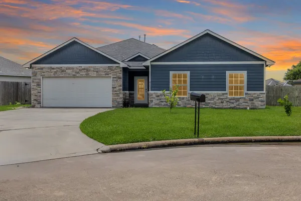 $2,100 | 2422 Cardinal Drive, Bay City, TX 77414