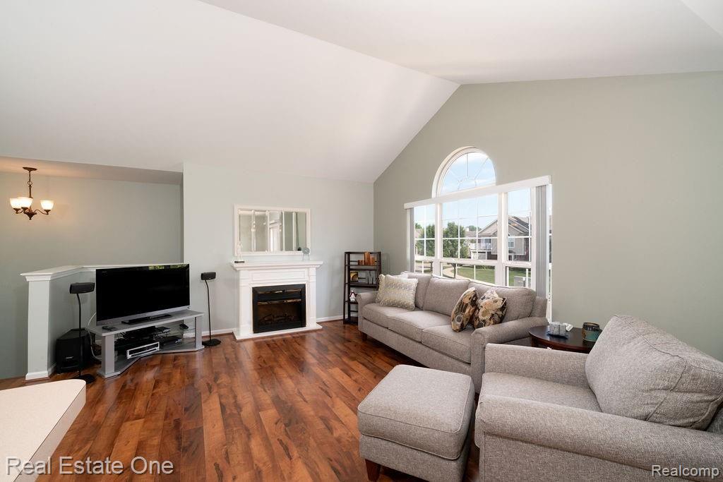 1680 Deepwood Circle Rochester, MI 48307 - Photo 5 of 16 DSC00051-Edit.jpg