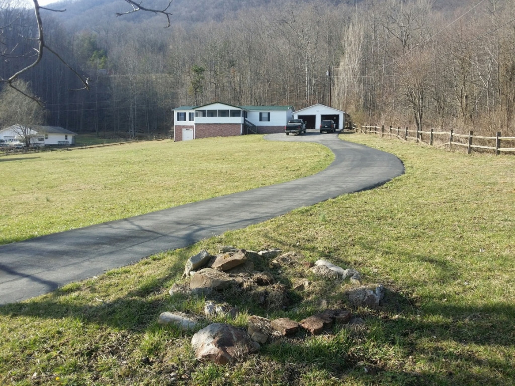 5415 Back Valley Road Big Stone Gap, VA 24219 - Photo 4 of 33 Private Drive Way