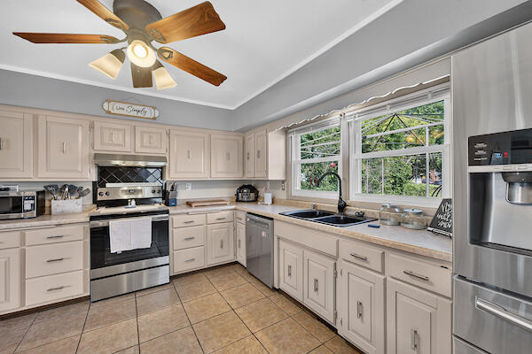 2542 Pinehurst Avenue Racine, WI 53403 - Photo 9 of 27 A chefs delight