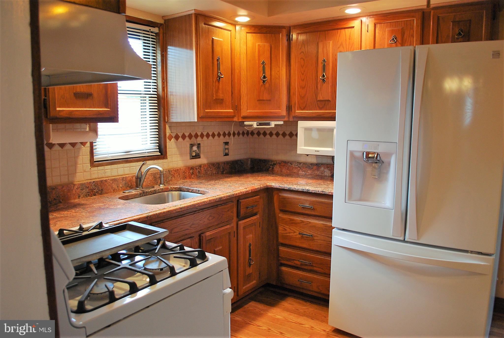 4333 Ridge Avenue Baltimore, MD 21227 - Photo 7 of 35 Gourmet gas kitchen w granite counter-tops