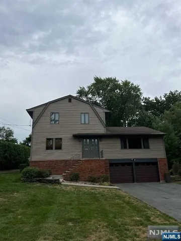 a view of house with a big yard