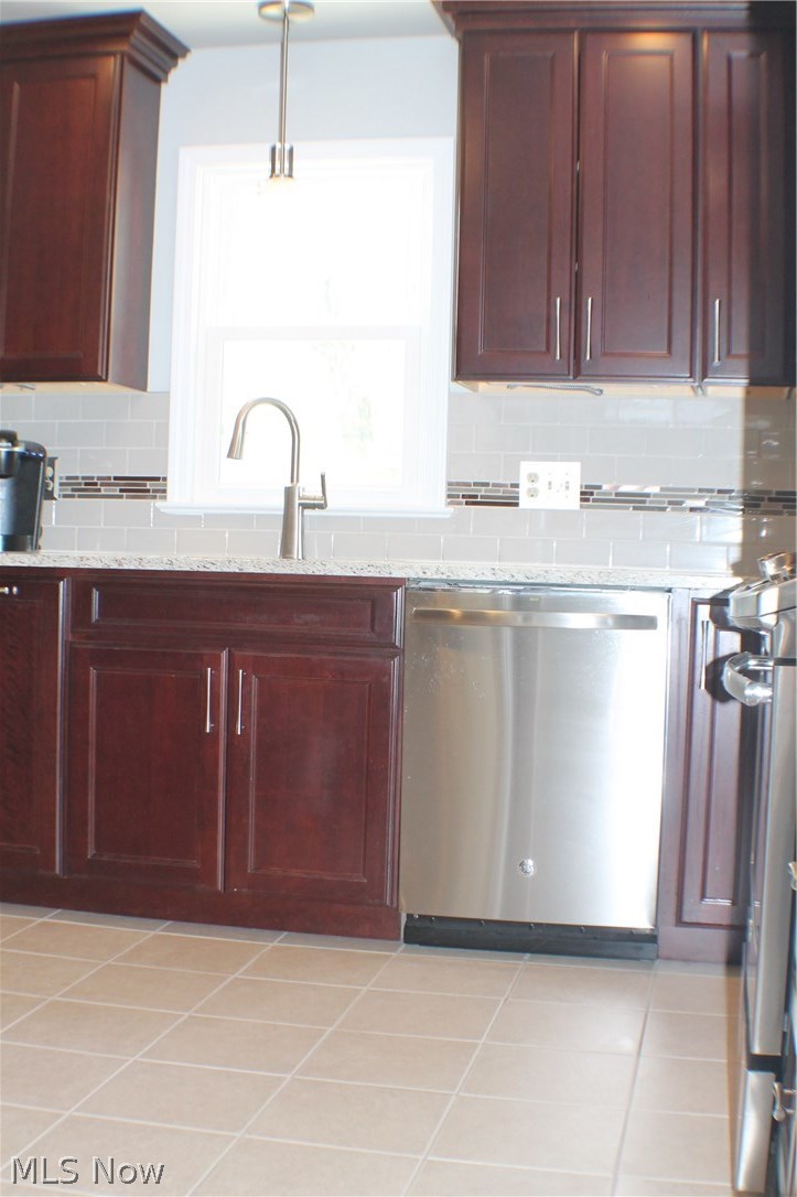1207 Gordon Road Lyndhurst, OH 44124 - Photo 10 of 33 HANDSOME SUBWAY TILE AND GLASS BACKSPLASH