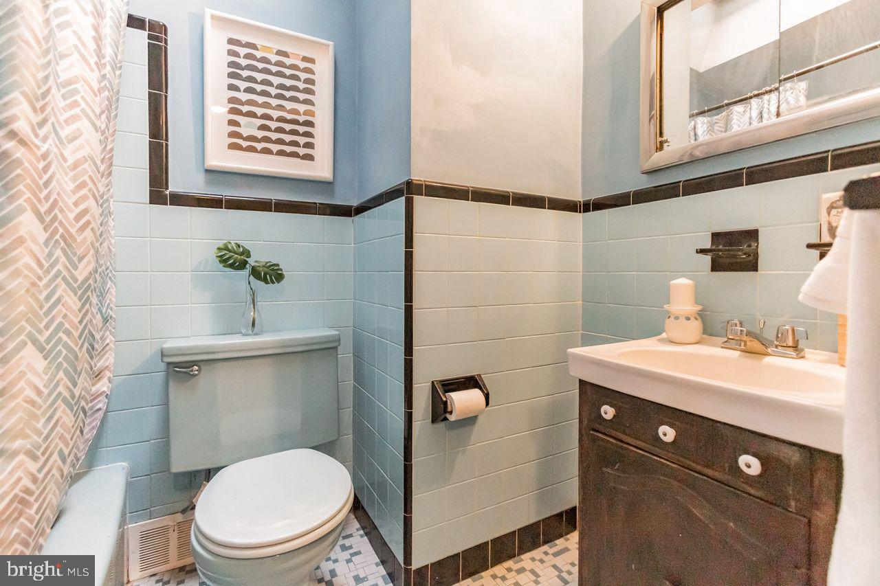 1304 Elson Road Brookhaven, PA 19015 - Photo 16 of 23 Hall Full Bathroom