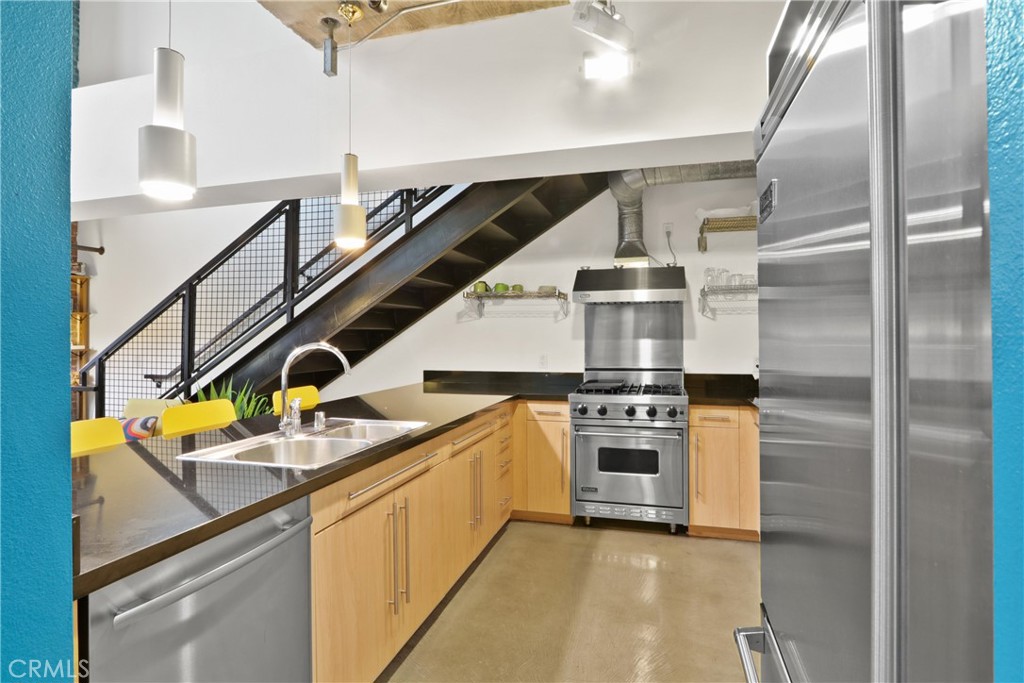 835 Locust Avenue, Unit 212 Long Beach, CA 90813 - Photo 16 of 39 Kitchen