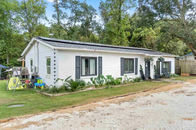 a view of a house with backyard