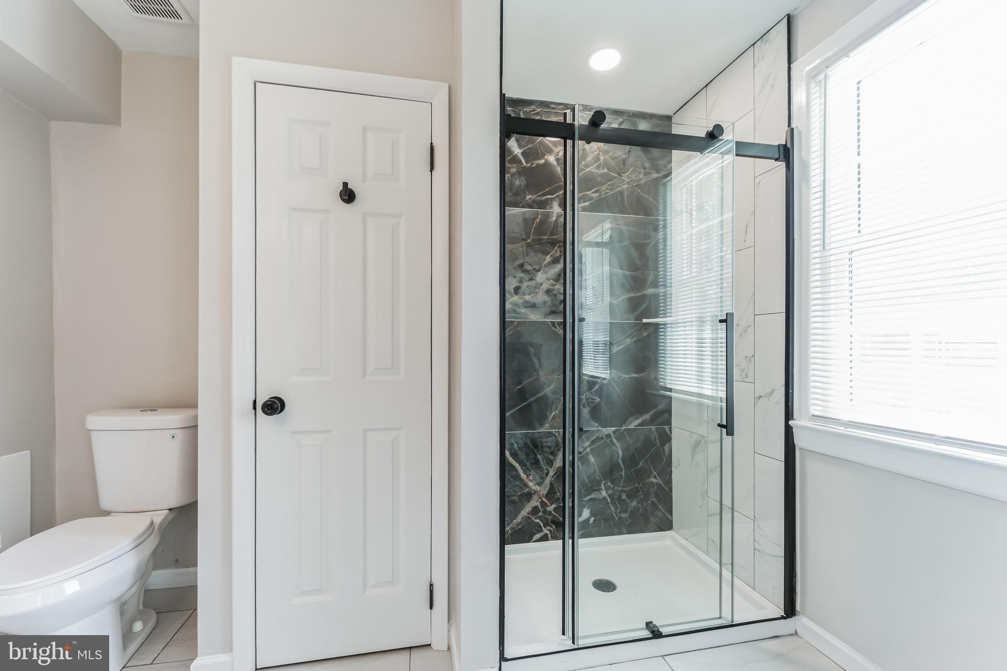 4010 Annellen Road Baltimore, MD 21215 - Photo 18 of 30 Primary FULL bath!