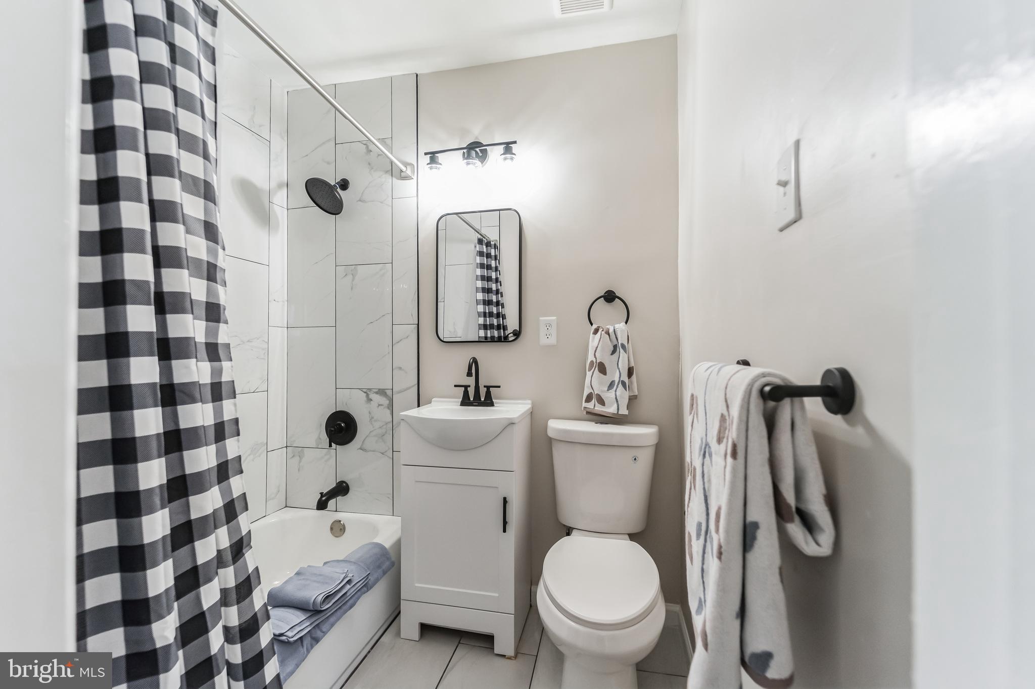 4010 Annellen Road Baltimore, MD 21215 - Photo 6 of 30 Main level full bath!