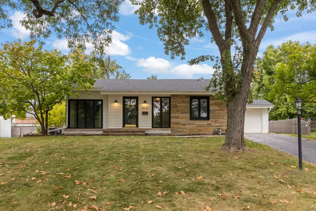 $550,000 | 5924 Carpenter Street, Downers Grove, IL 60516