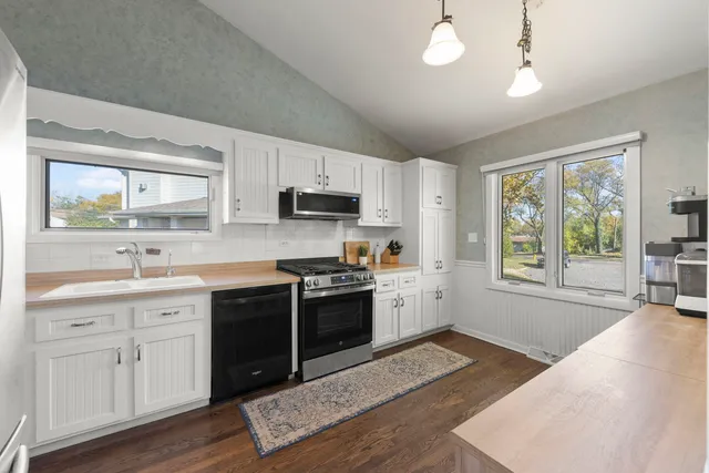 $550,000 | 5924 Carpenter Street, Downers Grove, IL 60516