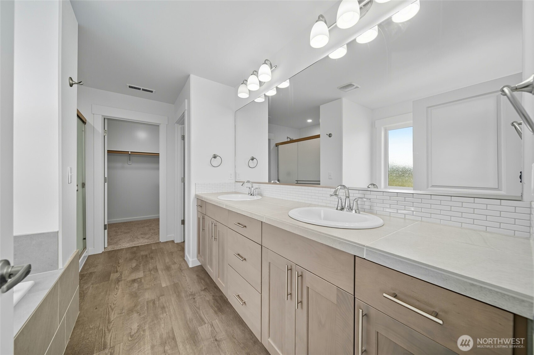 476 Reserve Way Walla Walla, WA 99362 - Photo 19 of 40 a bathroom with a double vanity sink and a mirror