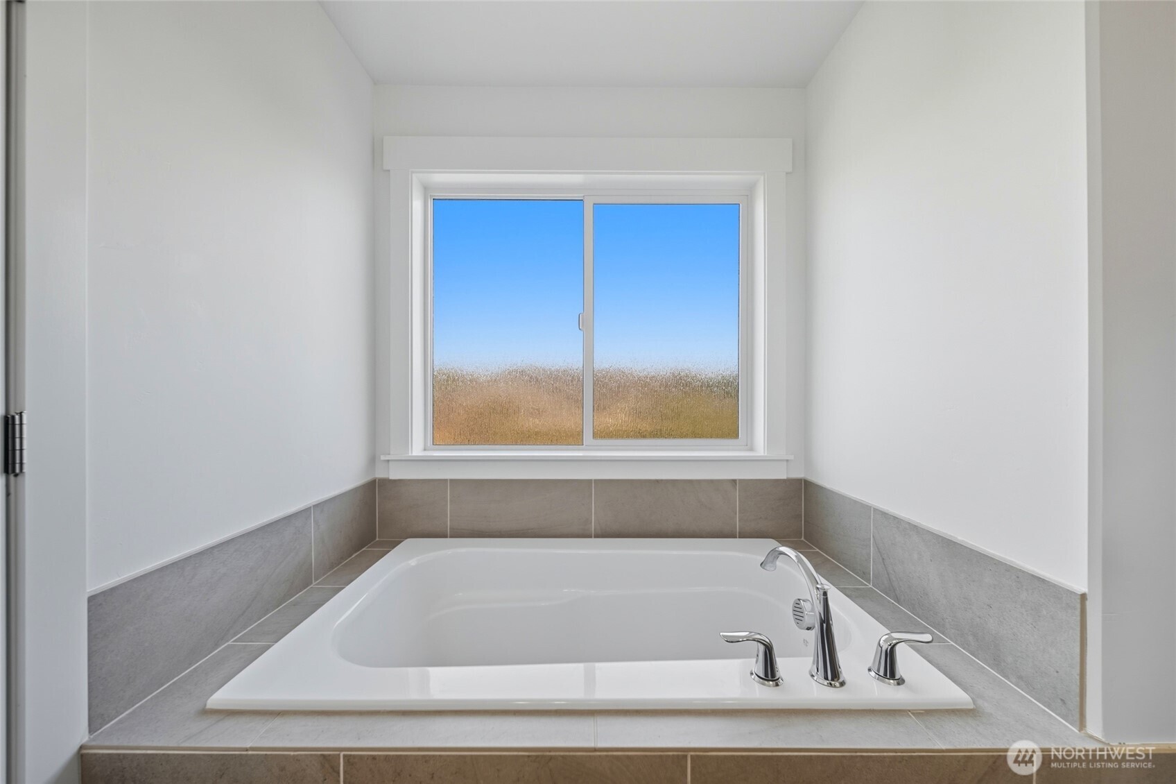 476 Reserve Way Walla Walla, WA 99362 - Photo 20 of 40 a bathroom with a bathtub