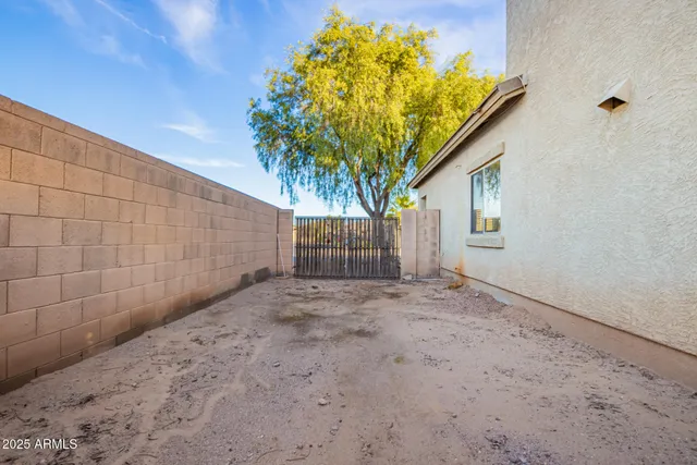 a view of a backyard