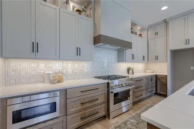 $1,050,000 | 13706 Pembroke Lane, Leawood, KS 66224