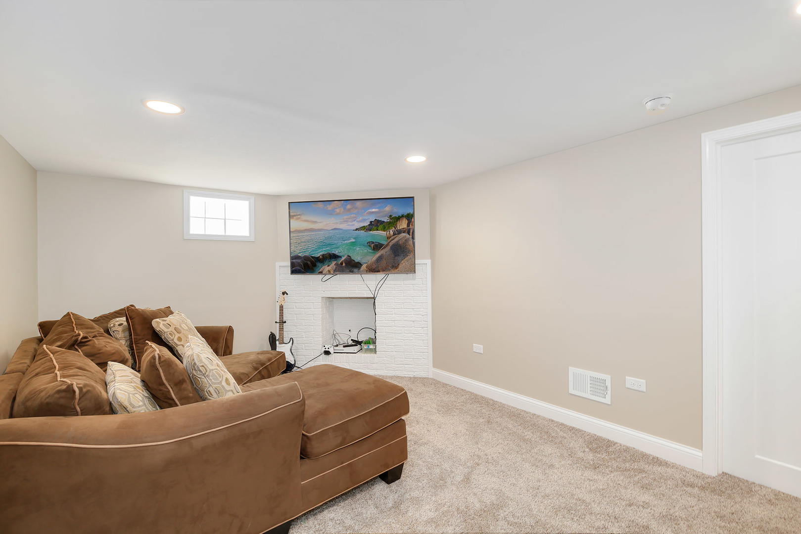 852 Spring Road Elmhurst, IL 60126 - Photo 19 of 24 a living room with furniture and a window