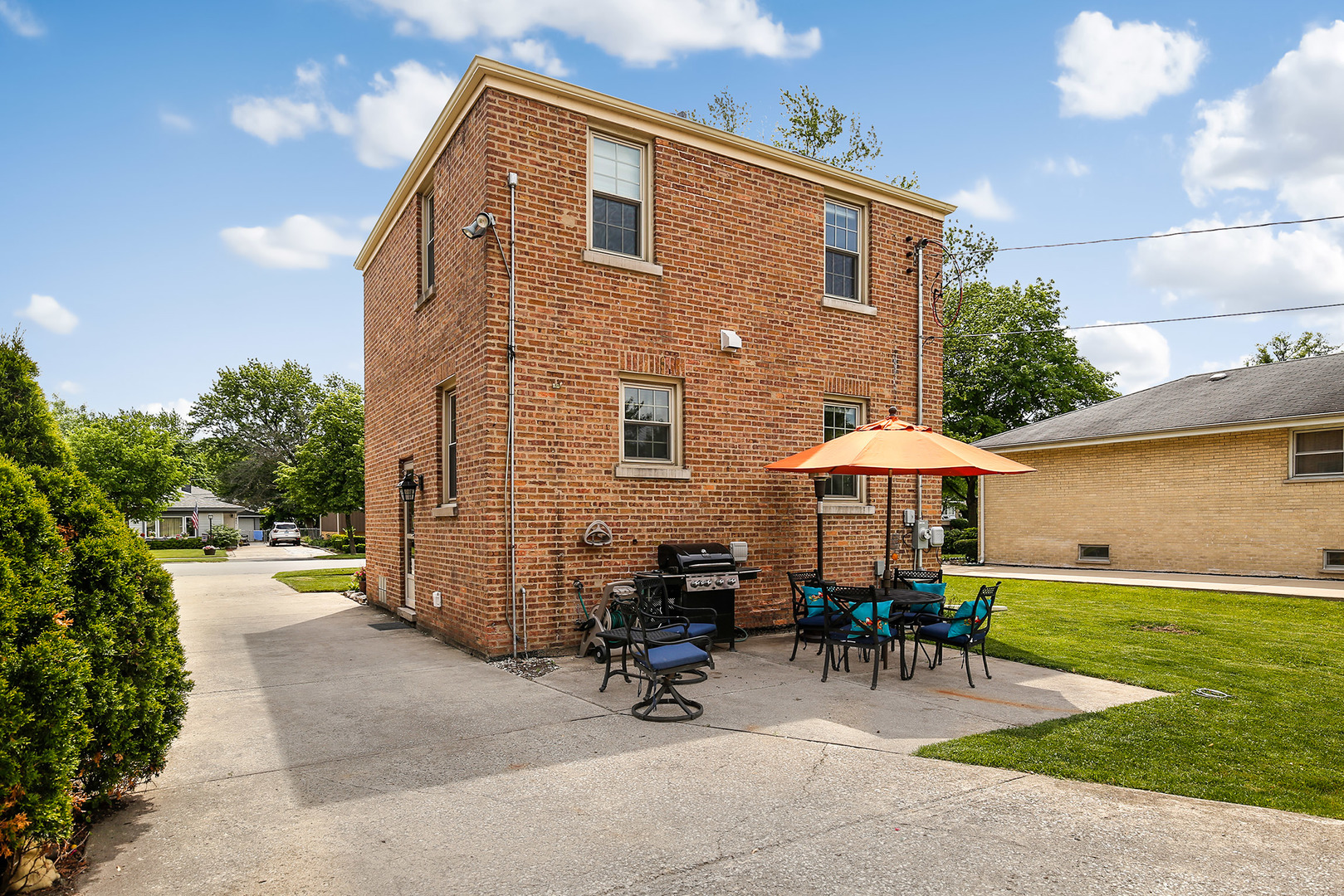 852 Spring Road Elmhurst, IL 60126 - Photo 23 of 24 a view of a patio with a table and chairs under an umbrella