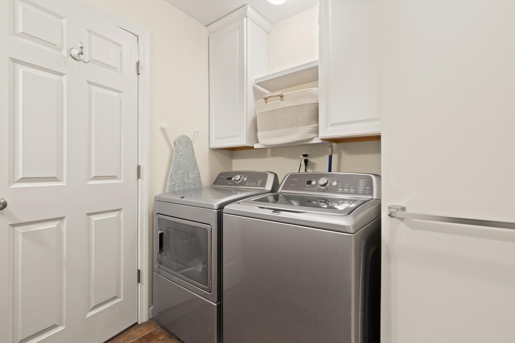 41 Boston Road, Unit 485 Billerica, MA 01862 - Photo 15 of 19 a kitchen with a sink stove and refrigerator