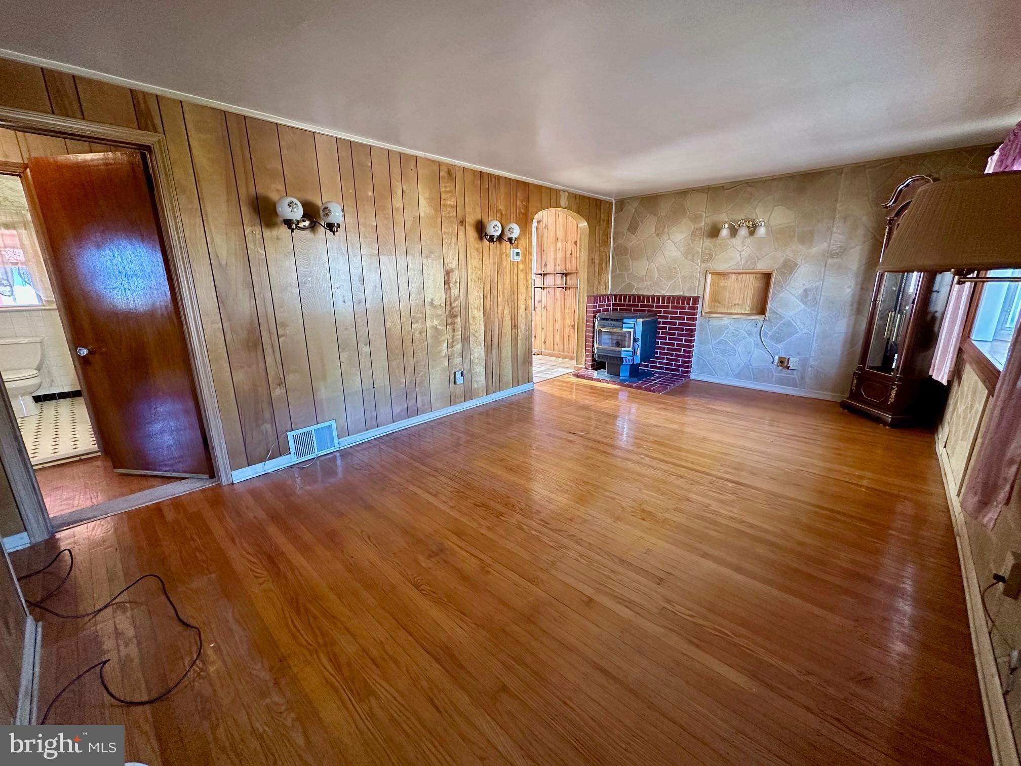33 Norwyn Road Hatboro, PA 19040 - Photo 4 of 25 Living Room