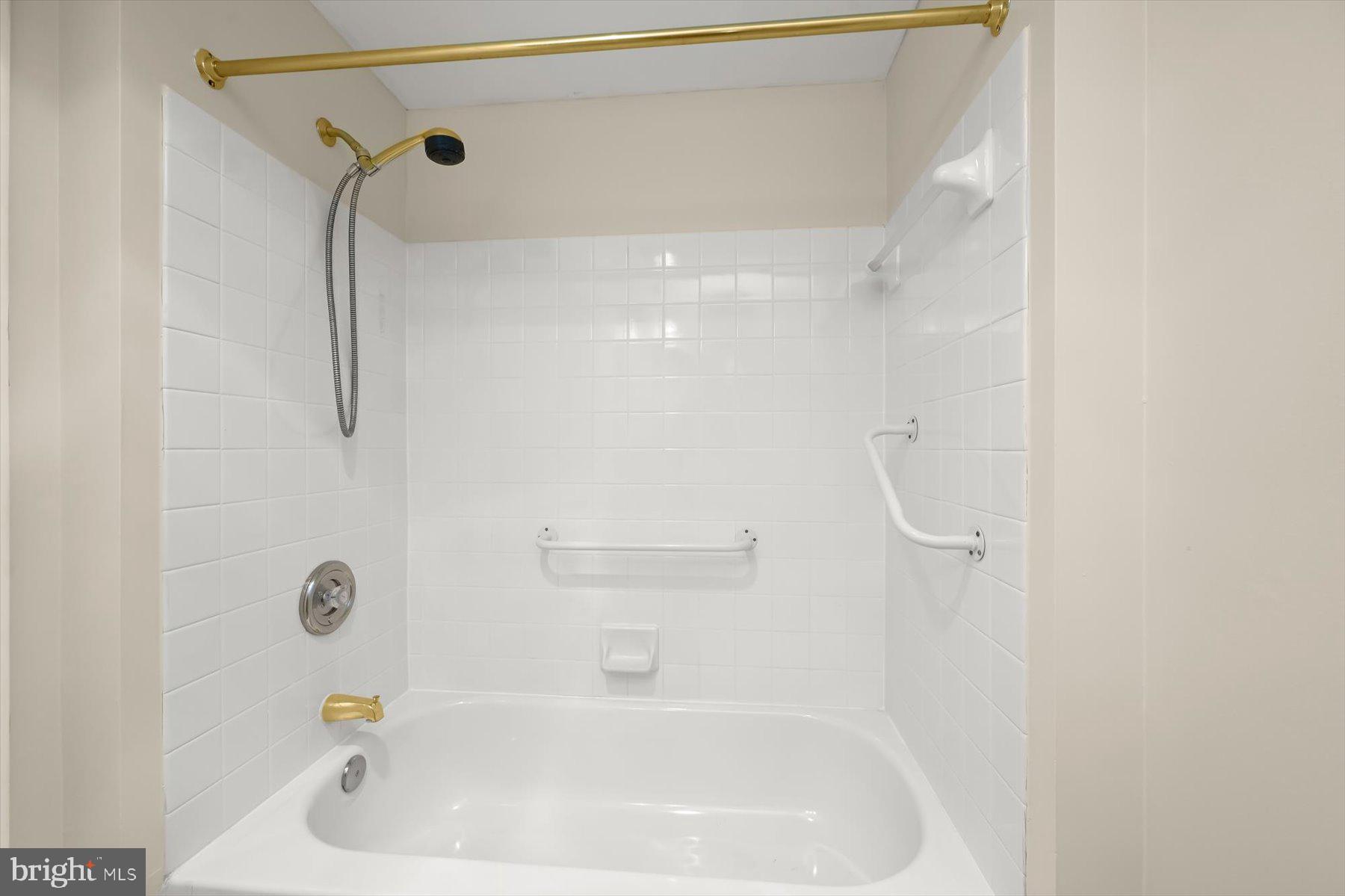 10001 Windstream Drive, Unit 404 Columbia, MD 21044 - Photo 24 of 51 a bathroom with a bathtub