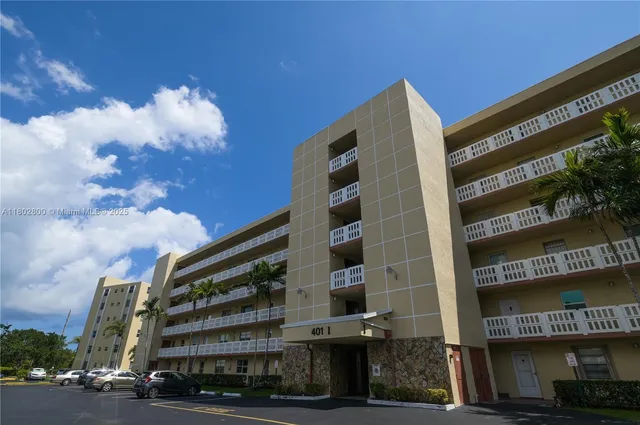 $298,900 | 401 Southeast 3rd Street, Unit 403, Dania Beach, FL 33004